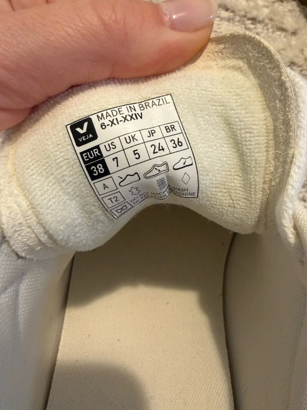 Veja Campo Leather Sneaker - Picture 4 of 4